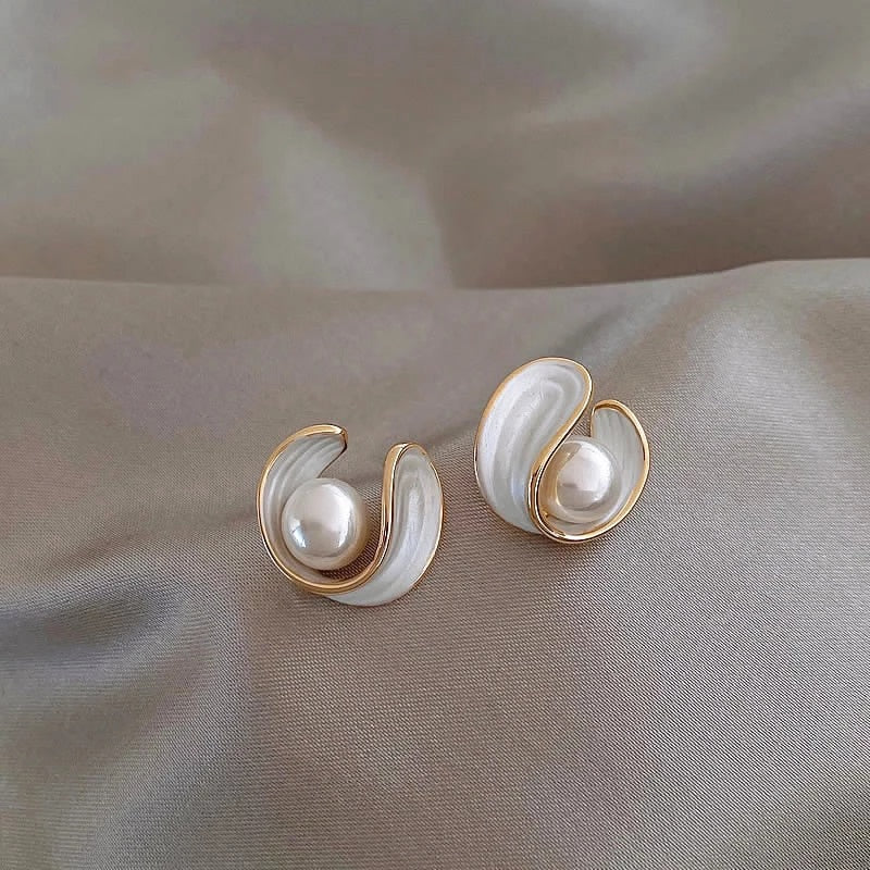Elegantní zlaté náušnice zdobené bílým opálem a perlou