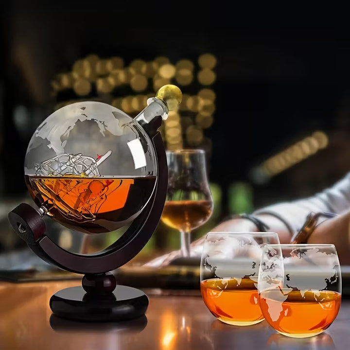 Sada Mapa světa, láhev a sklenice na whiskey