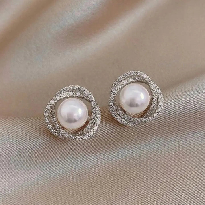 Elegantní spirálové náušnice zdobené třpytivými perlami
