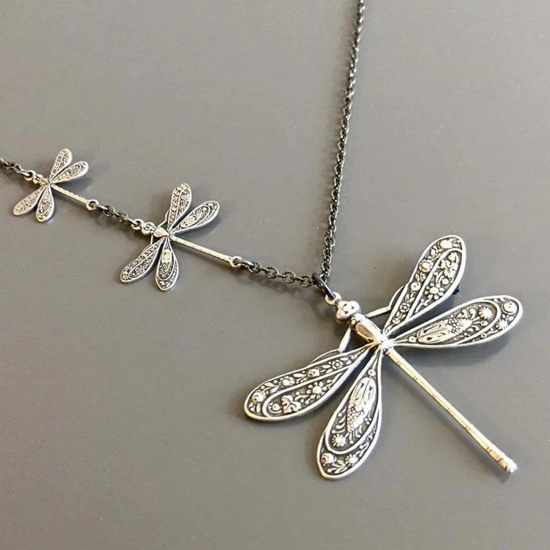 Vintage Dragonfly Necklace – Evokující Změnu, Světlo a Svobodu