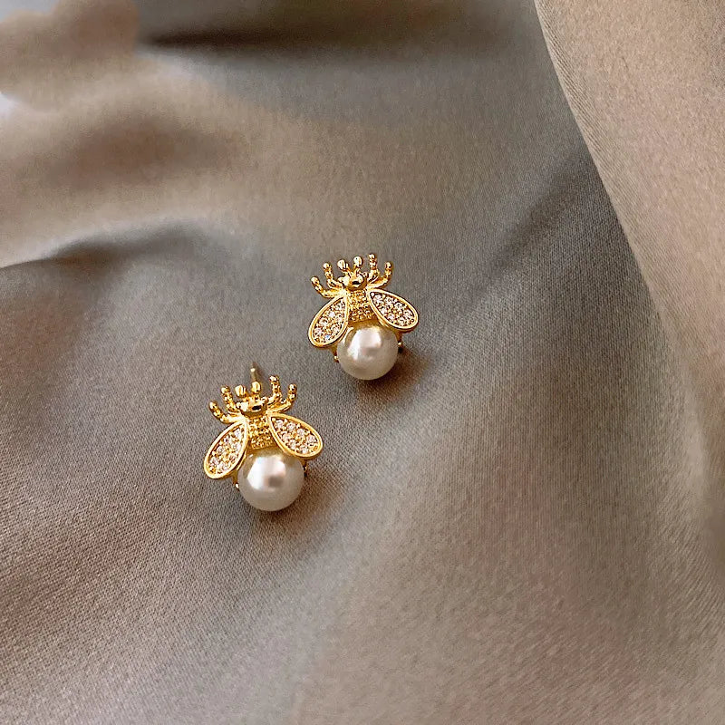 Náušnice Včelka z Perliček – Elegantní Zlaté Šperky pro Ženy