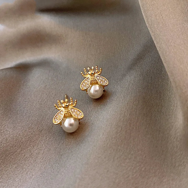 Náušnice Včelka z Perliček – Elegantní Zlaté Šperky pro Ženy