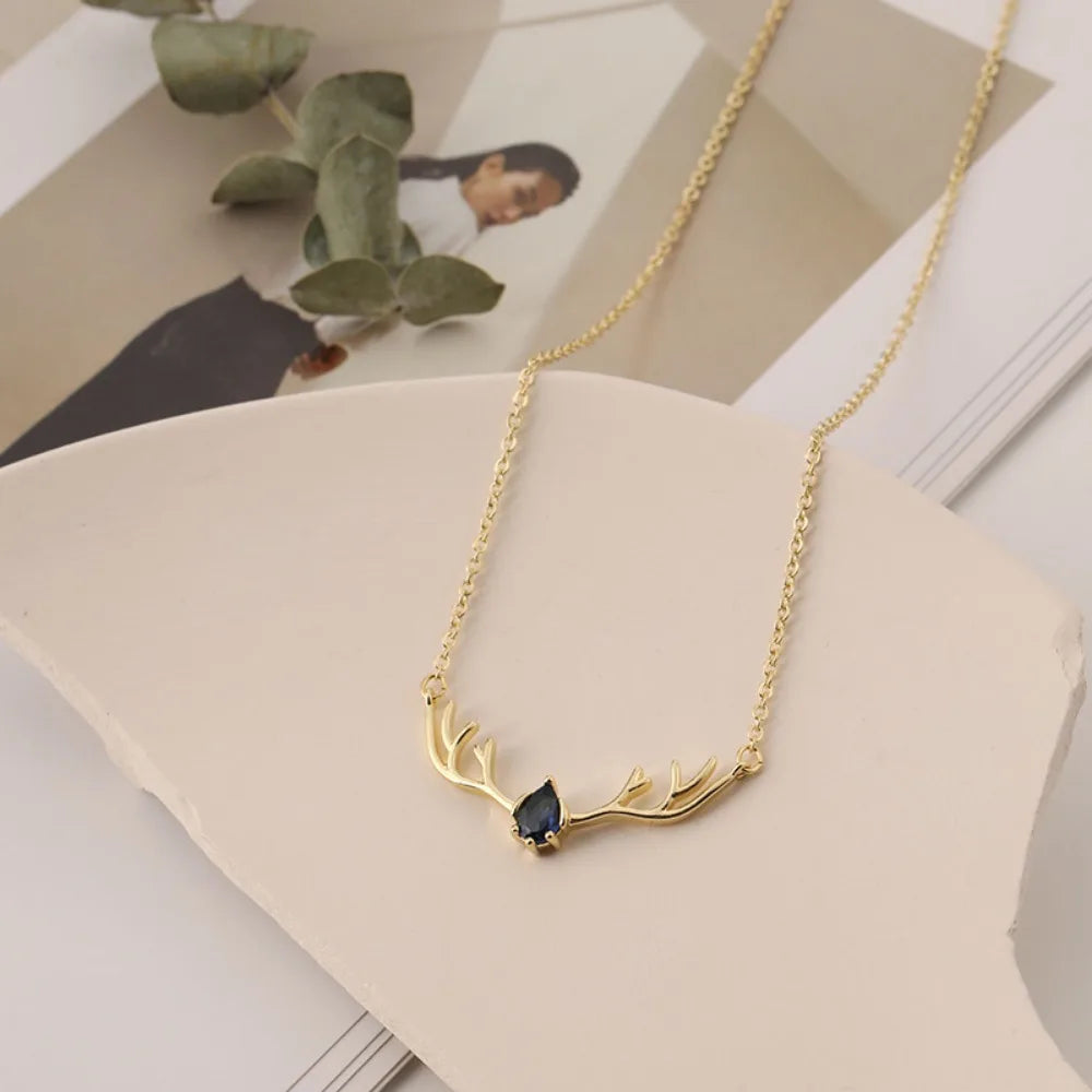 Hlava z jeleního dřeva s elegantním srdíčkem