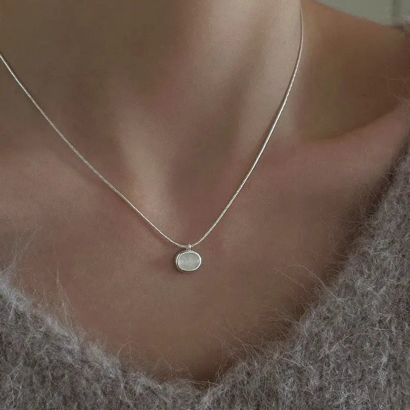 Elegantní náhrdelník se solitaire přívěskem ze stříbra