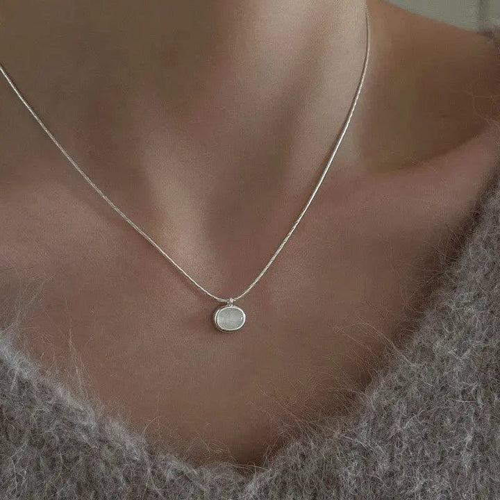 Elegantní náhrdelník se solitaire přívěskem ze stříbra