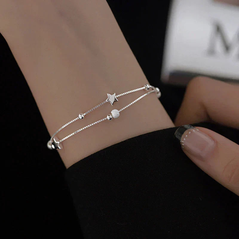Elegantní stříbrný náramek zdobený kouzelnými hvězdami