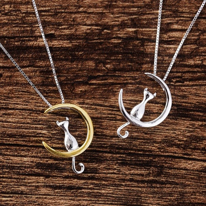 Elegantní náhrdelník s kočkou a rostoucím měsícem