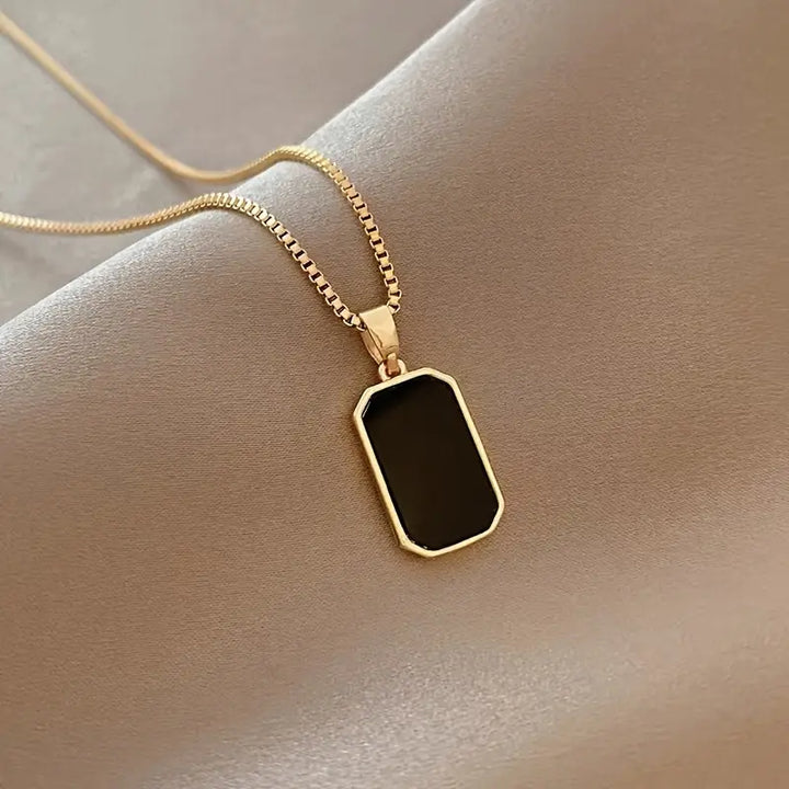 Minimalistický Náhrdelník z Černého Titanu s Elegantním Čtvercovým Přívěskem
