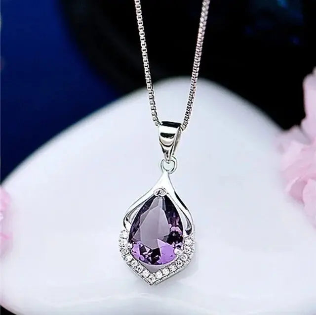 Elegantní náhrdelník z fialového krystalu