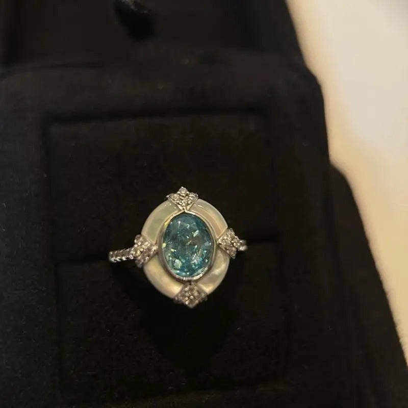 Nastavitelný prsten z bílého stříbra a akvamarínu v nadčasovém vintage stylu